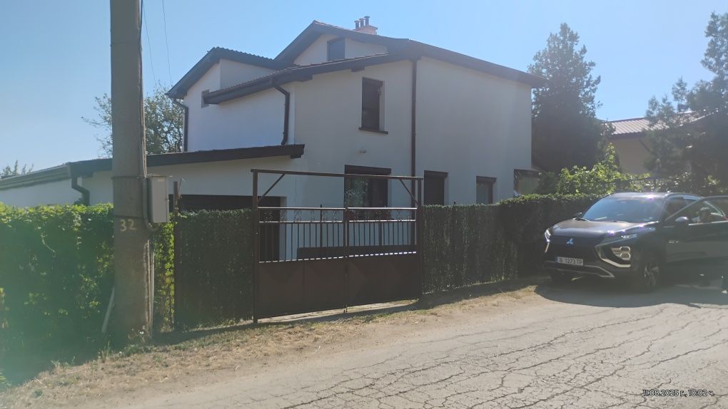 Продавам къща с двор