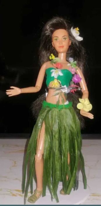 Papusi Barbie de colectie, noi, resigilate in alte cutii