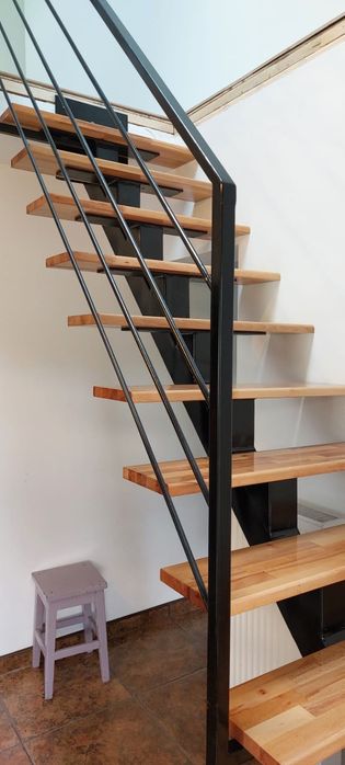 Scara metalica cu trepte din lemn