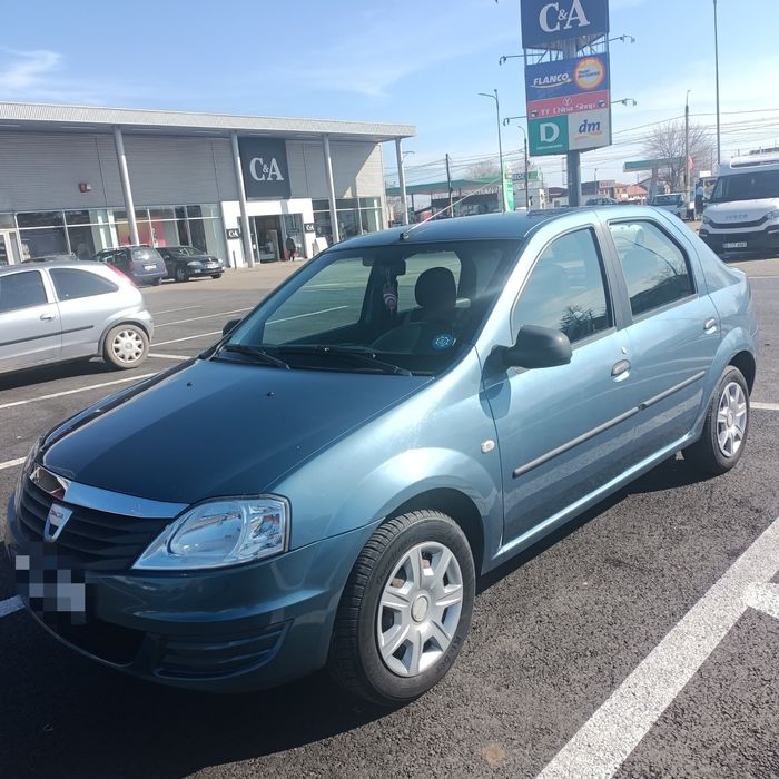Vând Dacia Logan