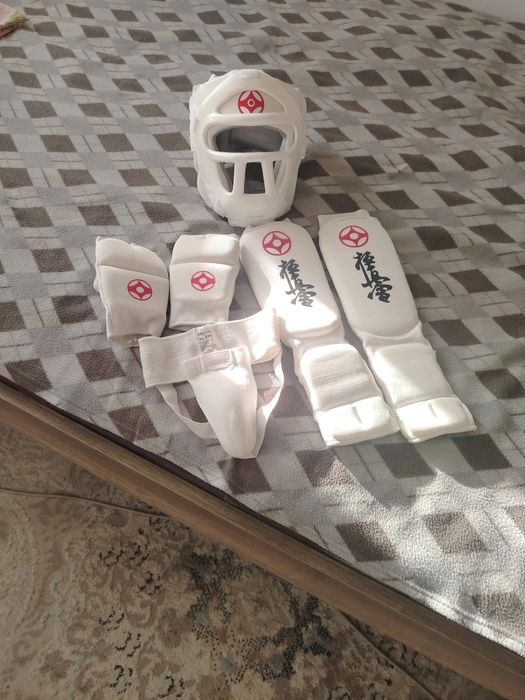 Продам шлем для карате новый, и все амунции.