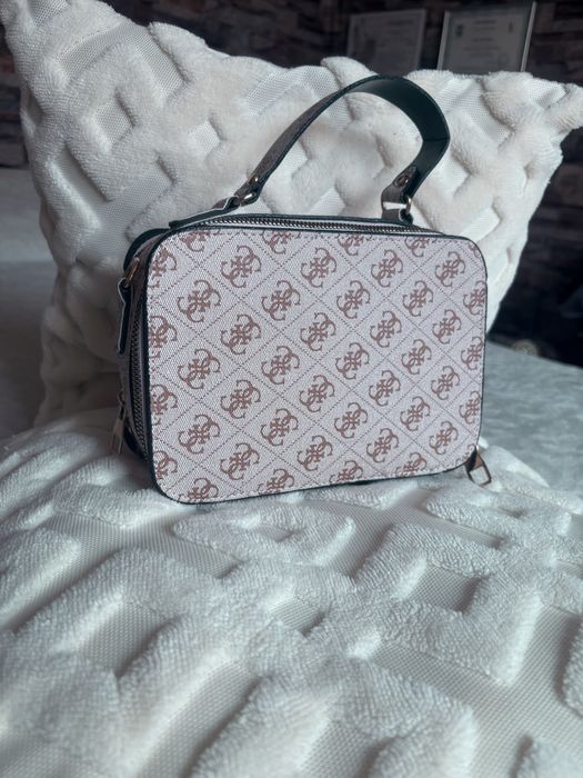 Guess чанта нова
