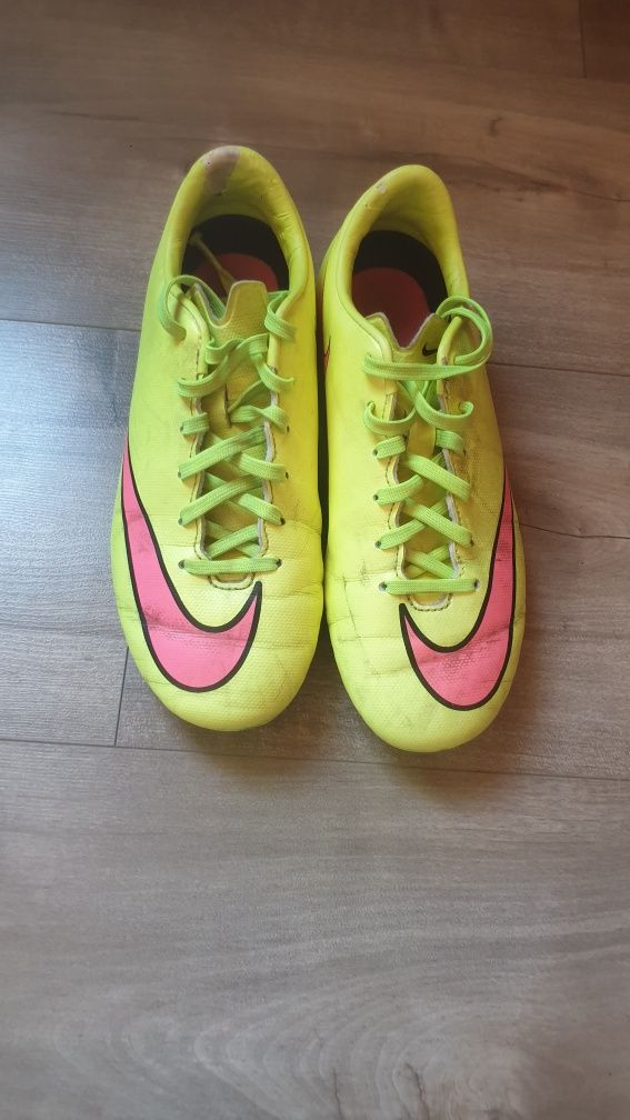 Детски футболни бутонки Nike
