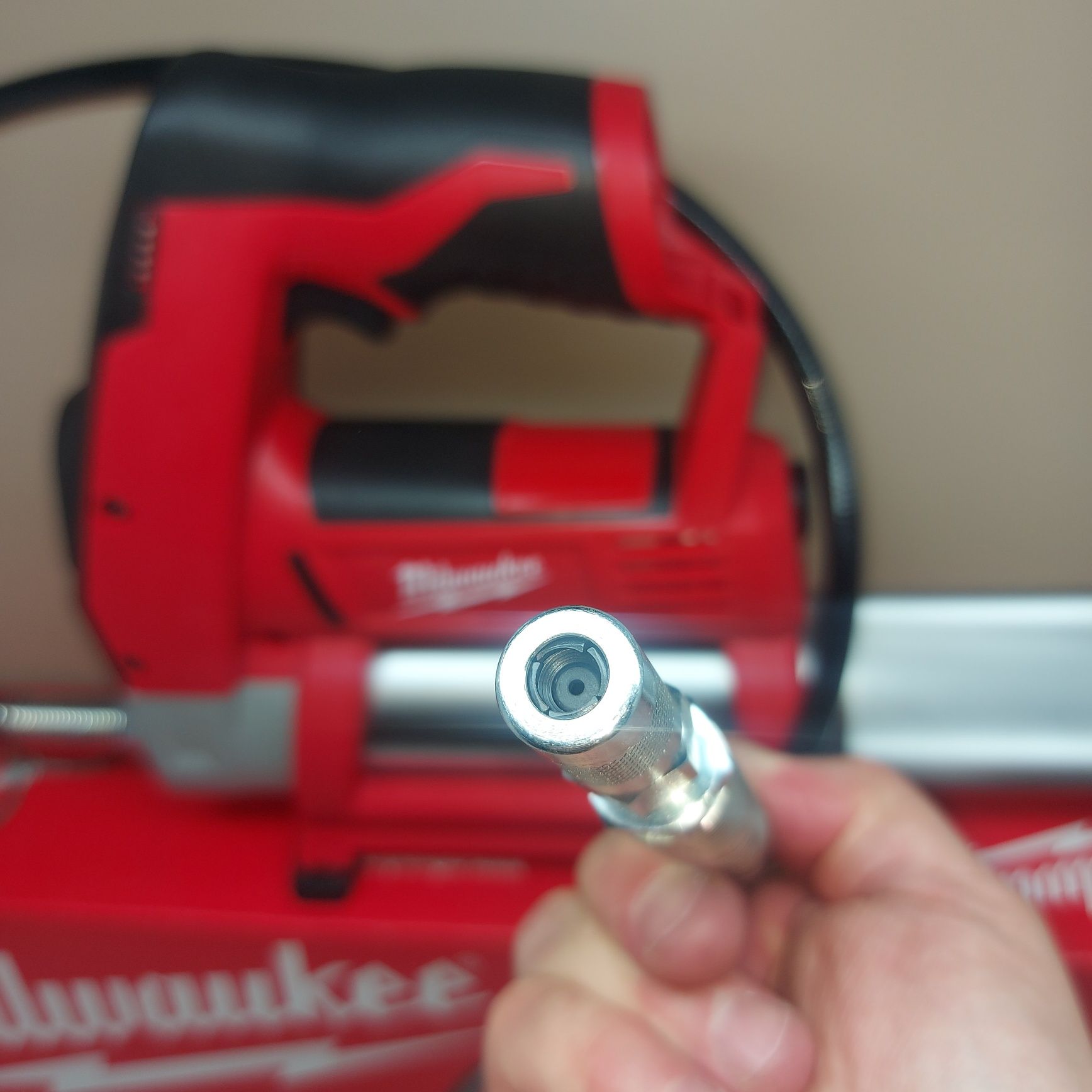 ПРОМОЦИЯ.Акумулаторна гресьорка Milwaukee M12 GG-0