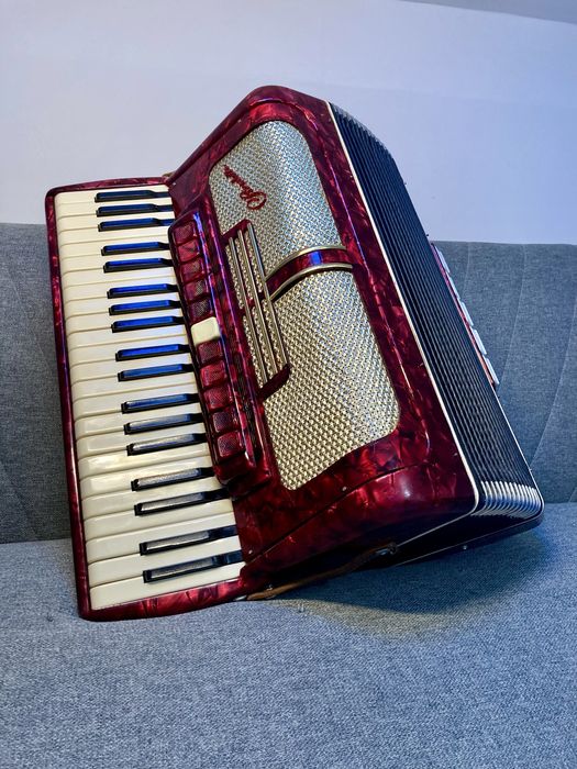Vand Acordeon Stradella cu 120 de basi