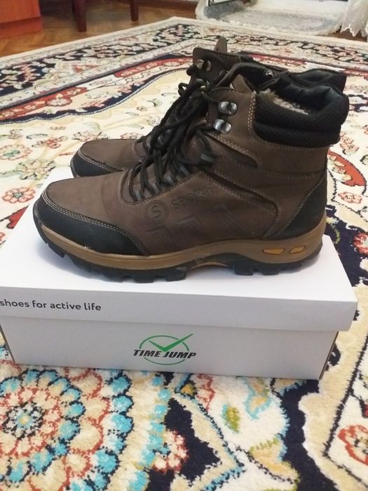 Продаётся зимняя мужская обувь.