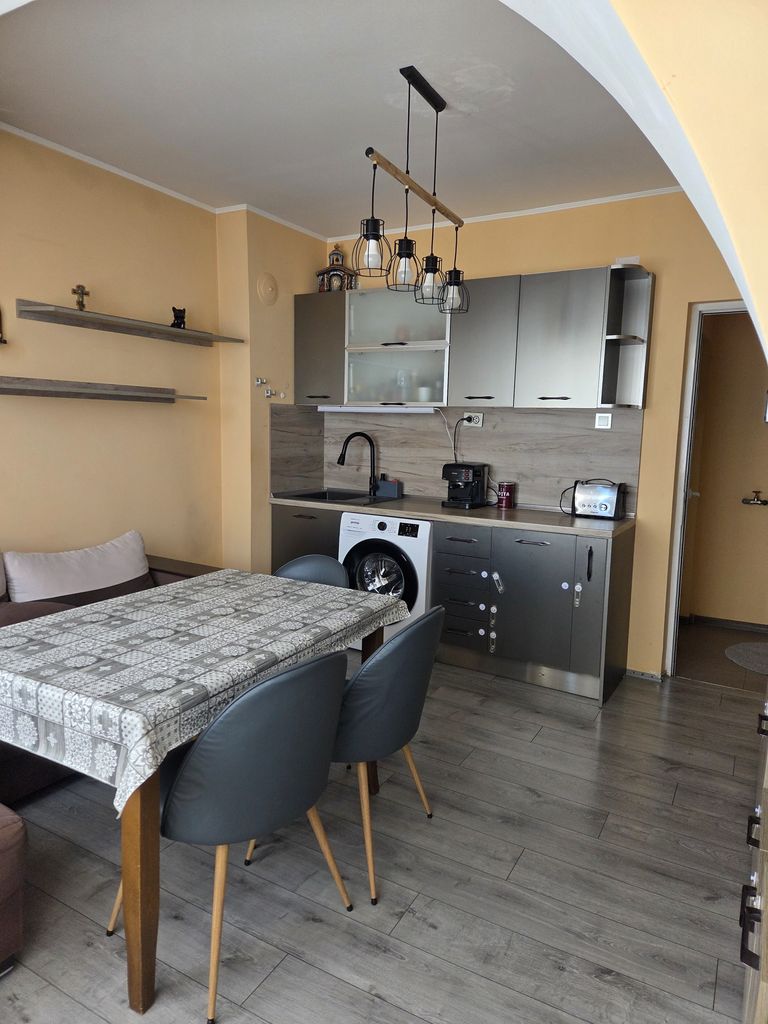 Дава се под наем Тристаен апартамент в Пазарджик, Руски - 70 кв.м за 280.5 € - Снимка #1
