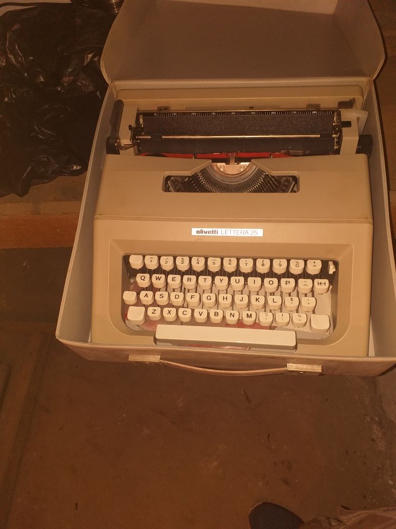 Vând Mașină se scris Olivetti Lettera 25 Nou