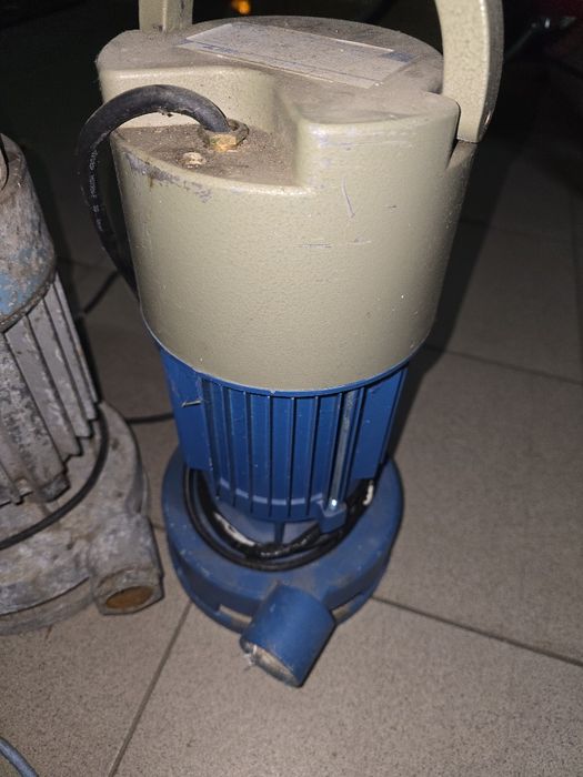 Vând 3 pompe rusești de un tol si un sfert