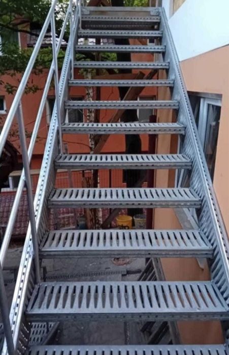 Scări metalice zincate