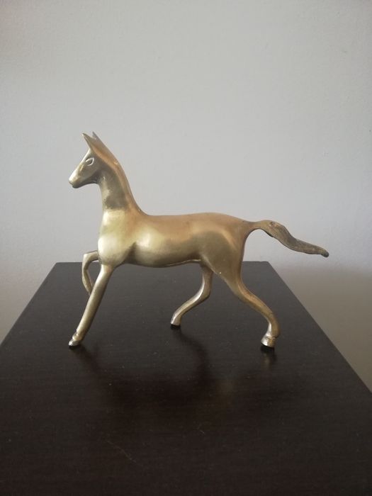 Много красива статуетка на кон. Месинг.