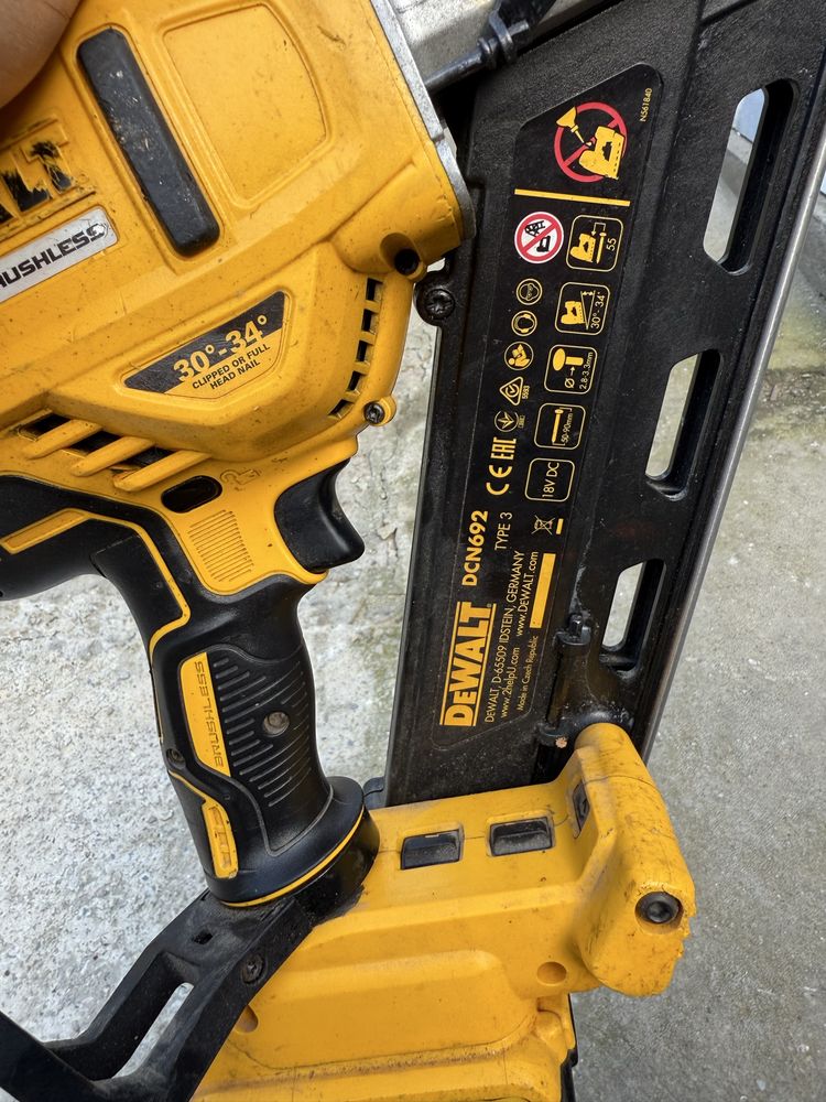 Акумулаторен такер за пирони  DeWALT