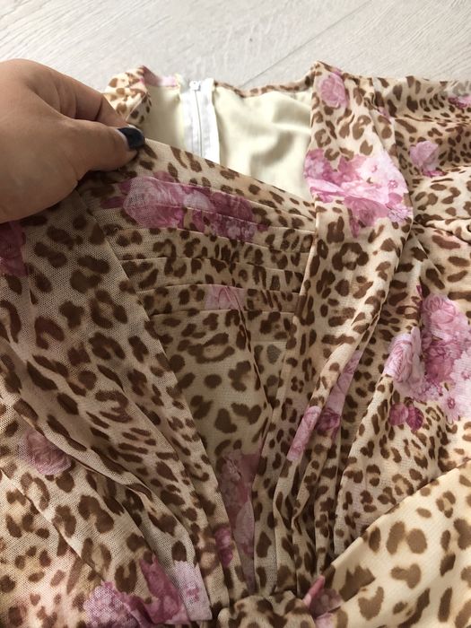 Къса лятна бежова рокля от плат леопардова щампа и рози