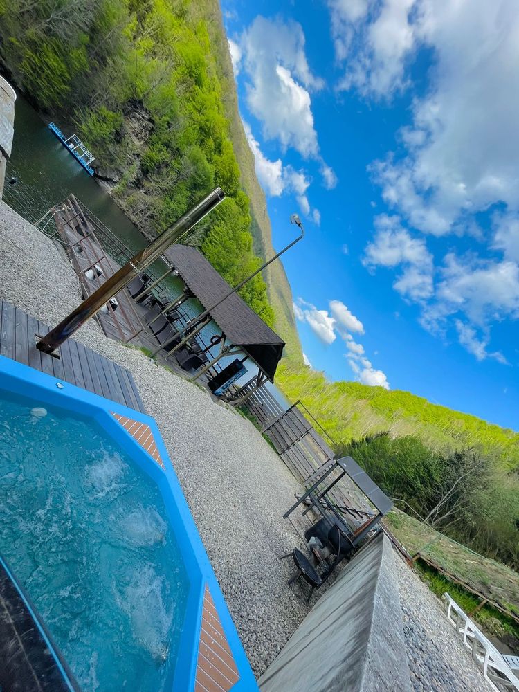 Inchiriez casa de vacana vila cabana  pe malul lacului tarnita marisel