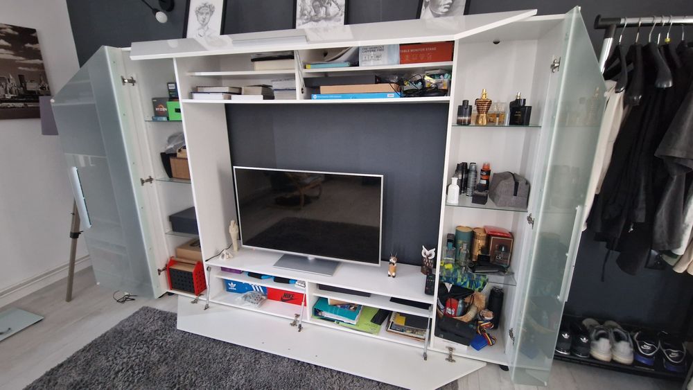 Entertainment Center cu depozitare LED