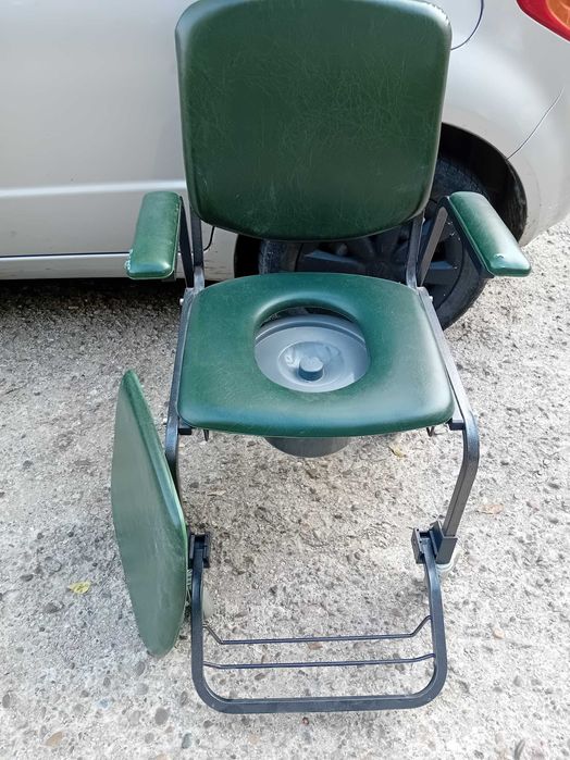 Scaun wc masiv pe roti verde.