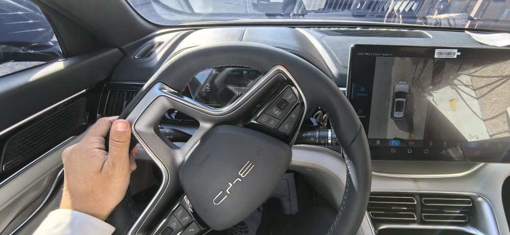 Водитель со своим авто ( новая BYD EV Champion )
