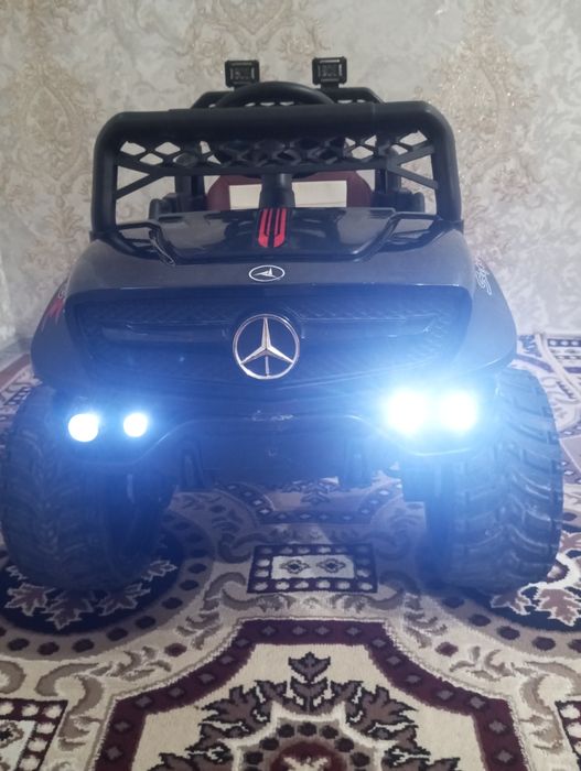 Bolalar uchun elektron mashina holati yaxshi zaryadchigi va pulti bor