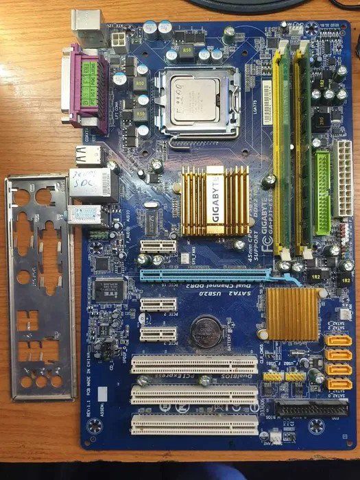 Материнская плата gigabyte + проц+4гб операвтивки