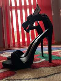 Дамски черни сандали с ток