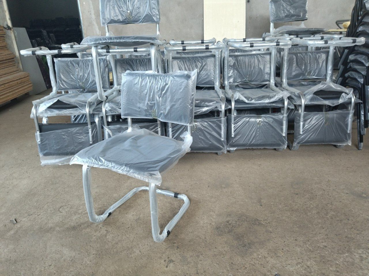Стул Сильвия 200000 стулья Турон имеются. Трёхместный зал ожидание.