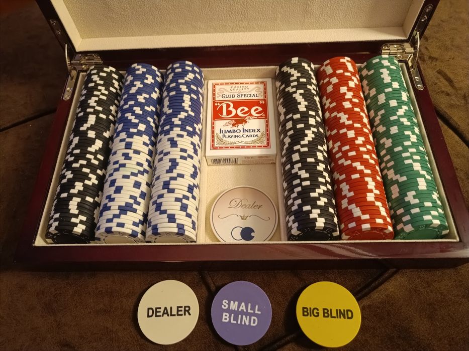 Луксозна кутия с 300 на брой покер, както и допълнителни 300 чипа.