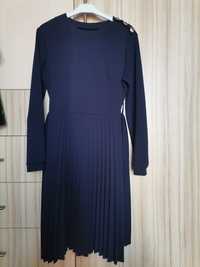 Тъмна синя рокля с дълъг ръкав