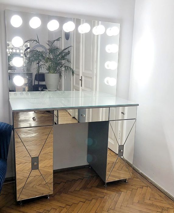 Vand post de machiaj cu lumini, sertare si dulapuri incluse.