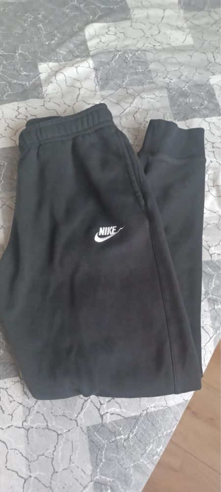 Продавам долнище на Nike