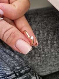 Златен годежен пръстен