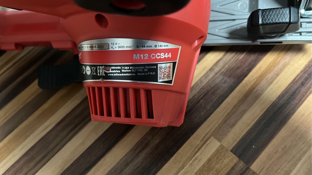 Milwaukee circular mana FUEL BRUSHLESS pe acumulator+FiletantăM12FDD2