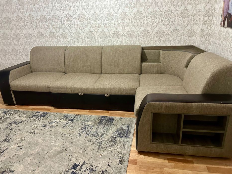 Срочно Продам диван с пуфом в хорошем состоянии.