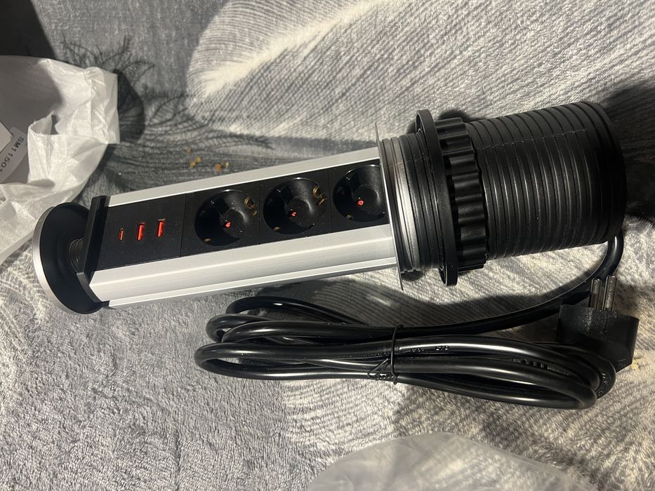 Bloc prize retractabil cu porturi USB – nou