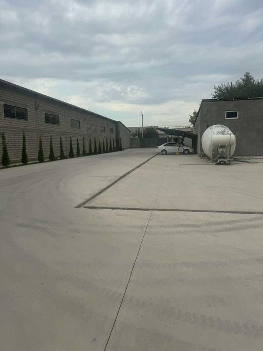 Продаётся 1 га производственная база.