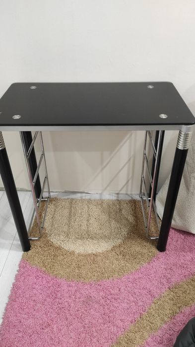 Стол стеклянный.