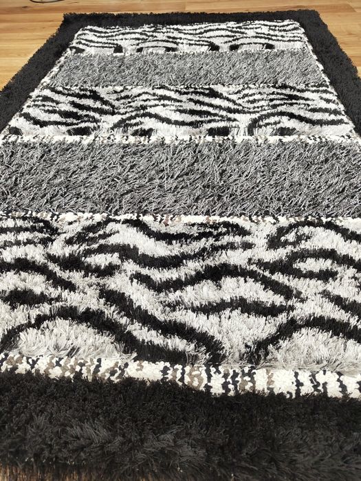 Covor negru cu fir de mătase – nuanțe alb și gri, stare excelentă