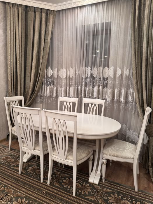 Продам стол со стульями и витрину