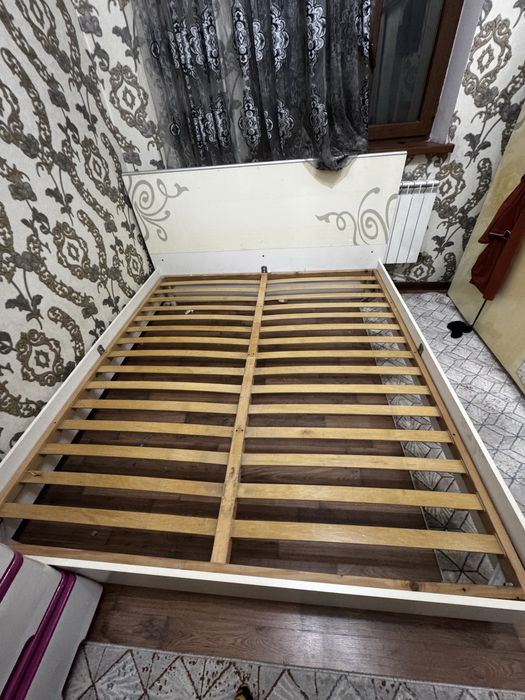 Двуспальная кровать в хорошем состоянии
