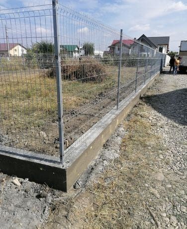 Construim la comanda dvs. garduri si porti din:
- panouri stil jaluzea