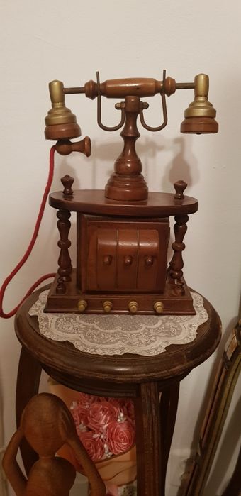 Telefon vechi pentru decor, sub forma de cutie.