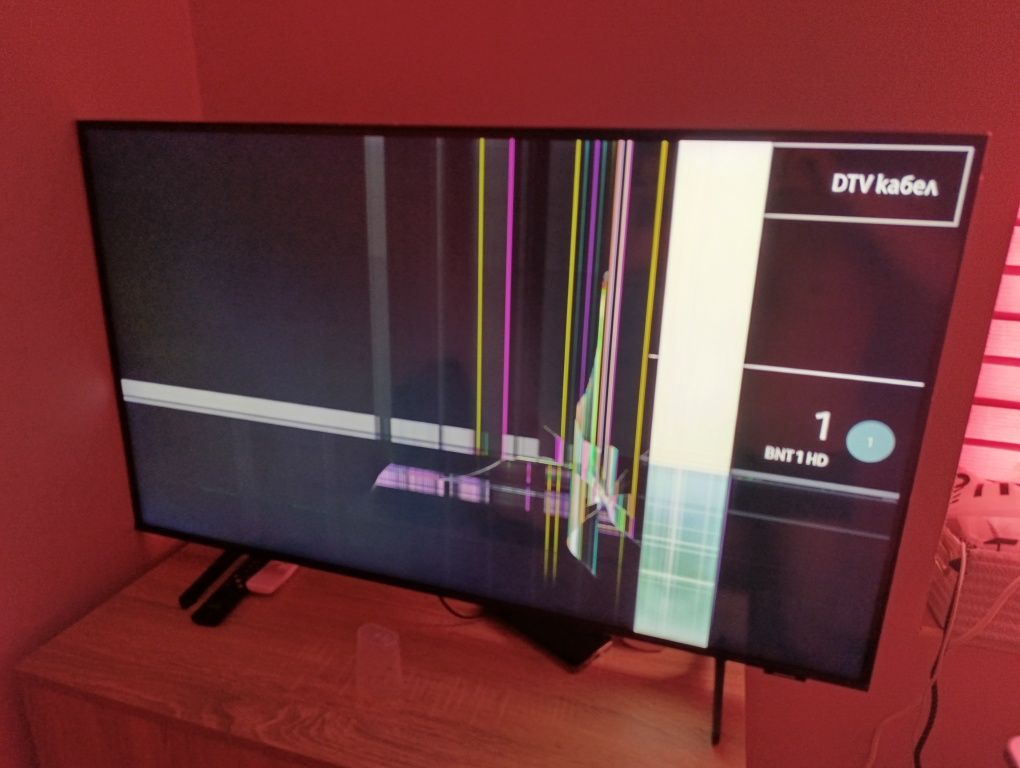 Продавам Samsung 43" QLED повредена матрица