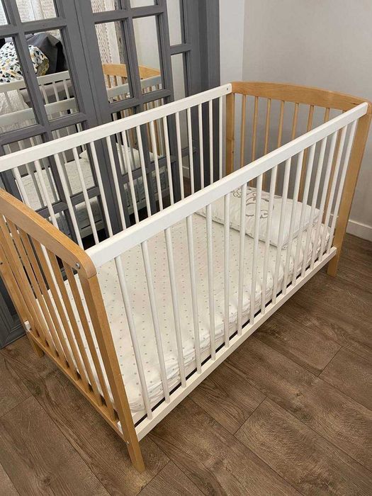 Детская деревянная кроватка с матрасом и мягкими бортиками