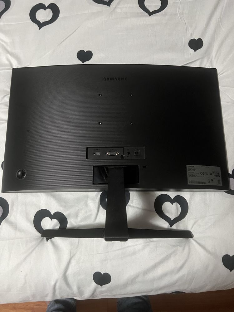 Vând masă gaming cu monitor tastatura si mause