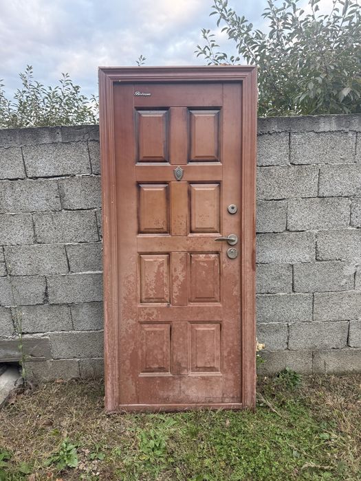 Ușă metalică de bloc sau curte