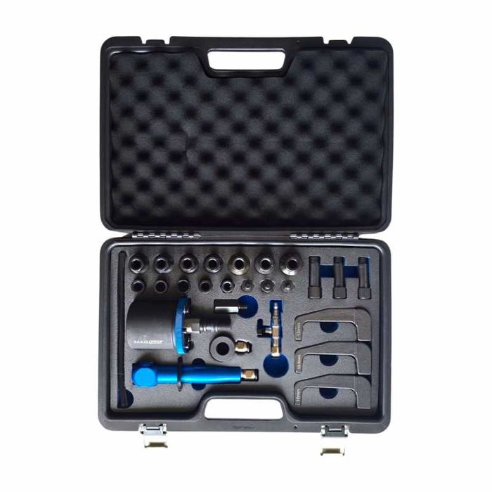 Extractor pneumatic pentru injectoare cu adaptoare