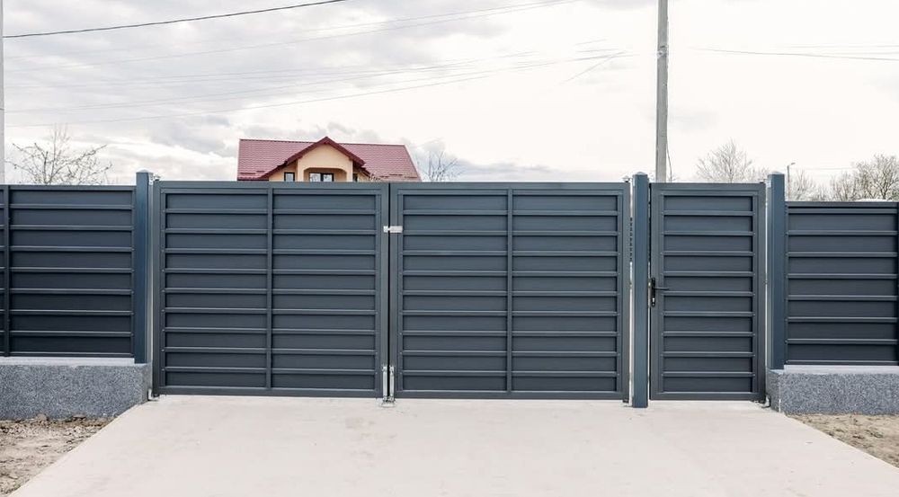 Garduri și porți metalice fabricate din profile metalice, cu o gamă la