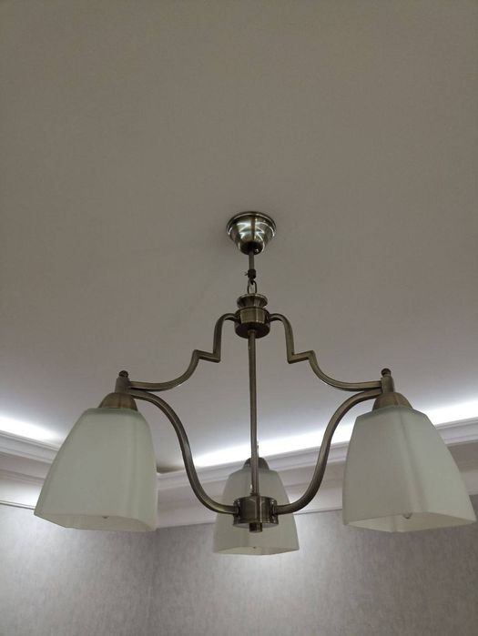 Lustra srochni sotiladi holati yahshi 750.000