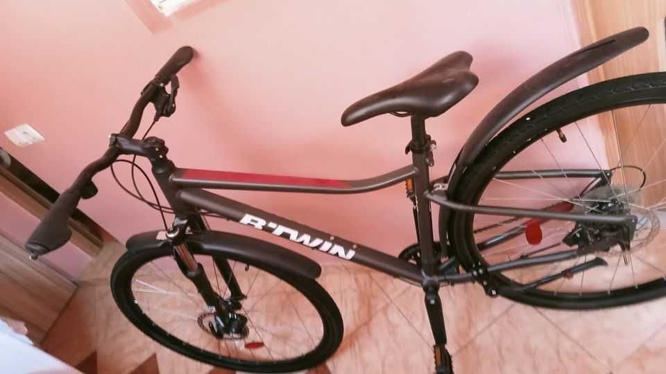 bicicleta ca noua B'TWIN roti pe 28 frine disc ,pret convenabil