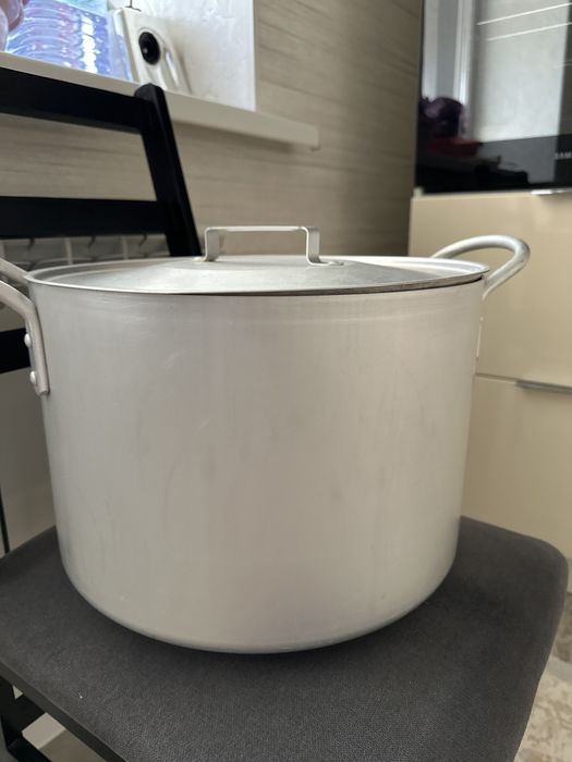 Продам алюминиевую большую кастрюлю( 20-22 л)