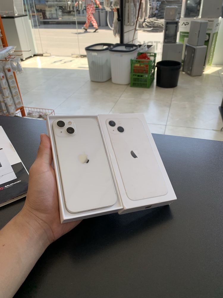 iPhone 13.
